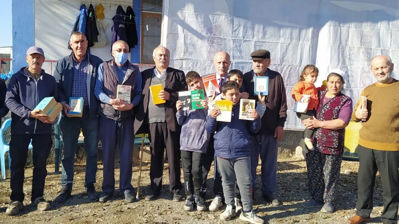 Köy okuluna kitap bağışı yaptı
