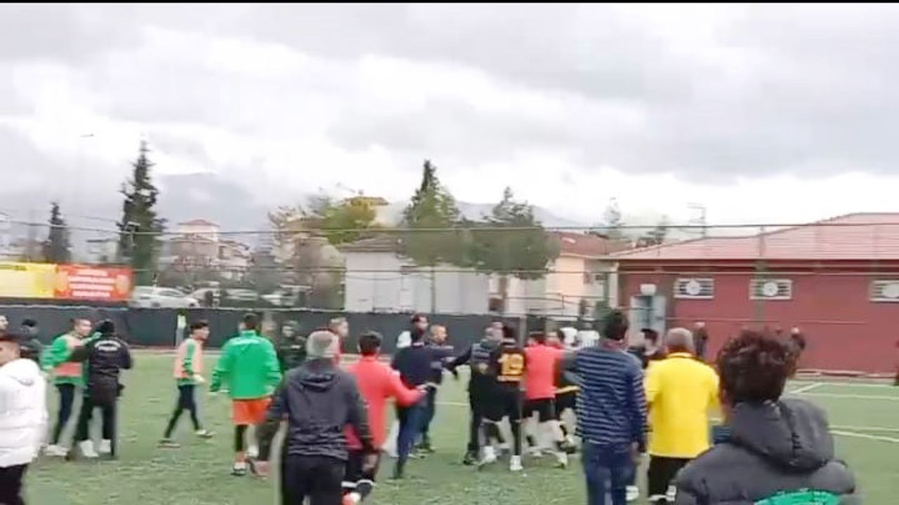 Malatya'da maç sonu saha karıştı