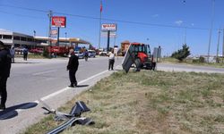 TRAKTÖRLE OTOMOBİL ÇARPIŞTI: 3 YARALI