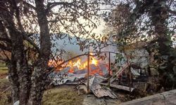 Son Dakika! Yenice’de Korku Dolu Anlar: Ahşap Ev Alevlere Teslim Oldu, 5 Kişi Dumandan Etkilendi