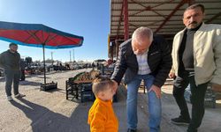 Başkan Coşar’dan Pazar Yeri Ziyareti: Esnafla ve Vatandaşlarla Buluştu