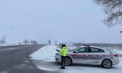 Yozgat’ta Kar Mahsur Bıraktı: Jandarma Yardıma Koştu