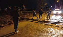 Çandır’da Fırtına Alarmı! Belediye Ekipleri Gece Boyu Sahadaydı