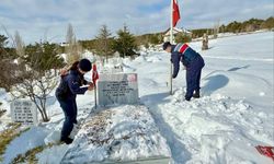 Şehitliklerde Bayraklar Yenilendi, Direkler Onarıldı
