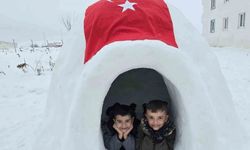 Yozgat'ta kardan adam devri kapandı! Bahçeye iglo inşa ettiler