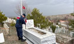 Çayıralan'da Şehit Mezarlıklarında Bayraklar Yenilendi