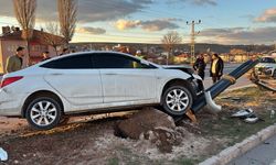 Yozgat Sarıkaya'da Kaza: Araç Aydınlatma Direğine Çarptı