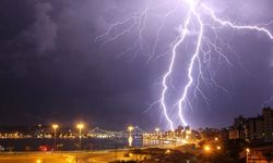 Yozgat'ta gece yarısı hareketli dakikalar! Peş peşe düşen yıldırımların sebebi belli oldu