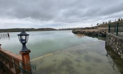 Yozgat’ta Karlar Eridi, Millet Bahçesi Göleti Doldu Taştı