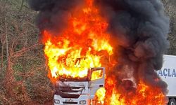 Sürücü Son Anda Kurtuldu: Alevlere Teslim Olan Tır Trafiği Durdurdu