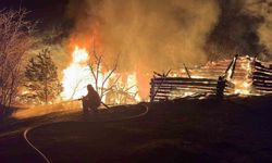 Çıkan Yangında 2 Katlı Ev Küle Döndü
