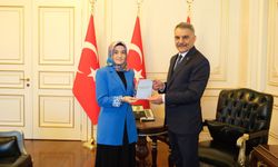 Yozgat'ta Başarılı Öğretmene Validen Büyük Övgü