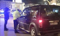 Akdağmadeni’nde Gece Denetimi: 143 Kişi Sorgulandı, Yoklama Kaçağı Yakalandı