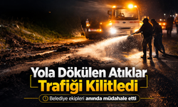 Yola Dökülen Atıklar Trafiği Kilitledi... Belediye Ekipleri Anında Müdahale Etti
