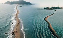 Mucize gibi olay: Deniz ikiye ayrılıyor