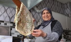 Evinin balkonunda gözleme satarak başladı, kendi dükkanını açtı. 10 çocuğunu okutup 8'ini evlendirdi