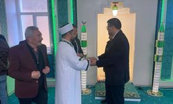 Yozgat’ta Bayramın En Güzel Kareleri: Cami Çıkışında Bayramlaşma