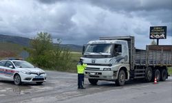 Yozgat Jandarması Yük Taşıyan Araçları Tek Tek Denetledi