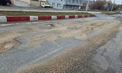 AK Partili Başkan Açıkladı! Yozgat Çayıralan'da Köstebek Yuvası Yollar Yapılacak