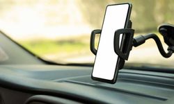 Araç Sahiplerini İlgilendiren Yeni Düzenleme Hazırlandı! Telefon Tutucularıyla İlgili Belirsizlik Sona Eriyor