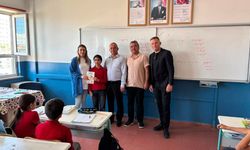 Yozgatlı Minik Yazar Şefika Gözan İlk Kitabını Çıkardı: Okul Okul Gezip İmzaladı