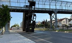 Yozgat'ta Korkutan Görüntüler! TIR'ın Dorsesi Üst Geçide Saplandı
