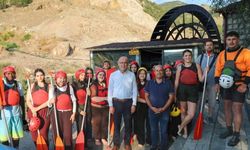 Değişik Ülkelerden Geldiler, Çekerek Karşısında Büyülendiler