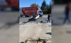 Eskişehir’de korkutan kaza: Motosiklet otomobilin üzerine savruldu