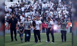Beşiktaş’ın yeni transferi Trossard, 20 bin taraftarın önünde resmi sözleşmeye imza attı