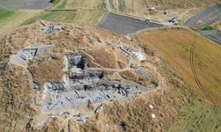 6 bin yıllık höyükte günümüz köyüyle aynı yaşam izleri: Avlulu evler, caddeye bakan sokaklar