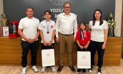 Kadın Güreşçilerden Yozgat'ta Büyük Sürpriz: İl Müdürü Sporcuları Makamında Kabul Etti!