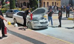Yozgat'ta Lise Caddesi'nde Korku Dolu Anlar! Otomobilde Yangın Çıktı