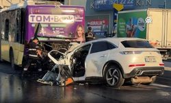 Küçükçekmece'de Feci Kaza! İETT Otobüsüne Çarpan Otomobilde 3 Kişi Hayatını Kaybetti