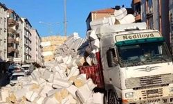 Yozgat'ta Dorseye Fazla Yüklenen Samanlar Yola Saçıldı