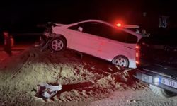 İnanılmaz Kaza! Kontrolden Çıkan Otomobil Rampada Asılı Kaldı