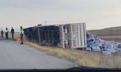 Yozgat’ta Yük Dolu Tır Devrildi: Sürücü Direksiyon Hakimiyetini Kaybetti
