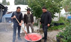 Yozgat'ta Eşlerini Düşünen Kocalar Salça Kaynattı