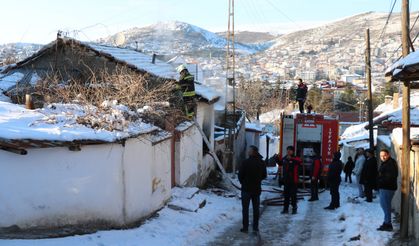 SOBADAN ÇIKAN YANGIN EVİ KÜL ETTİ!