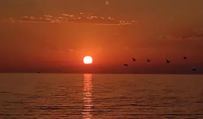 Van Gölü'nde Masalsı Gün Batımı: Kızıl Gökyüzü ve Atlı Silüet Büyüledi!