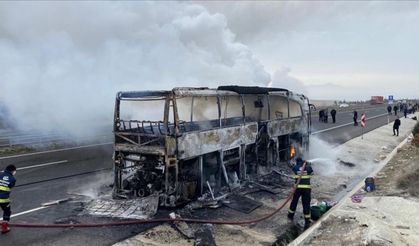 Seyir Halindeki Yolcu Otobüsü Alev Alev Yandı: 25 Yolcu Son Anda Kurtuldu