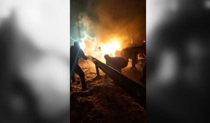 Yangına Çaresizce Müdahale Etmeye Çalıştılar: Alevlere Elleriyle Kar Attılar