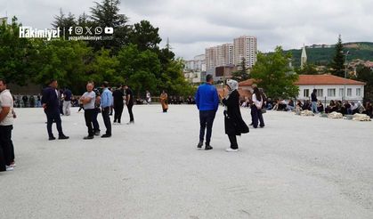 Sınav Salonunda Çocuklar, Dışarıda Aileler Ter Döktü! Yozgat'ta Duygusal Anlar
