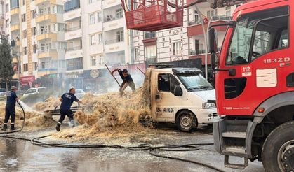 Yerköy'de Seyir Halindeki Saman Yüklü Kamyonette Yangın Çıktı