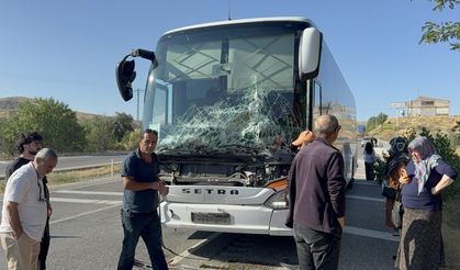 Yozgat'ta kaza: Traktör sürücüsü alt geçit yerine ana yolu kullanınca çarpıştı, faciadan dönüldü