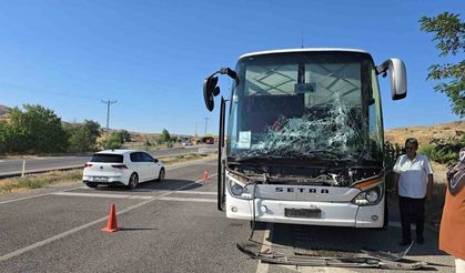 Yozgat-Ankara karayolunda traktör-otobüs kazası: Can kaybı yok, maddi hasar var