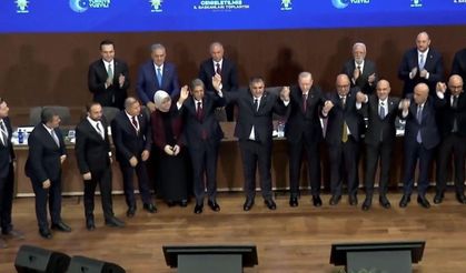Cumhurbaşkanı Erdoğan, AK Parti’ye Katılan 9 Belediye Başkanına Rozetlerini Taktı