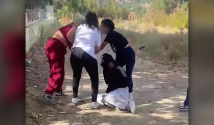 Görüntüler Kan Dondurdu! Kız Öğrenciyi Darp Edip Kameraya Aldılar