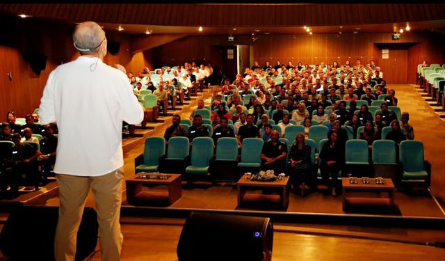 Sanatçı emniyet müdüründen polise ‘motivasyon’ konferansı