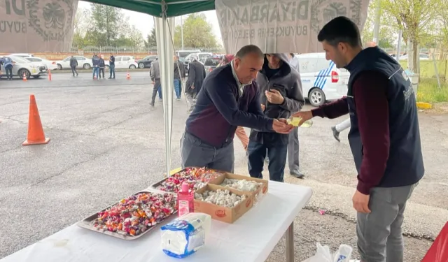 Diyarbakır'da mezarlık ziyaretinde bulunanlara ikram