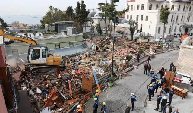 İstanbul Büyükşehir'den Sultanahmet'teki ruhsatsız yapıya yıkım